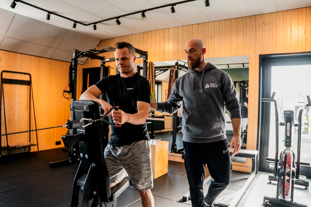 Personal trainer traint een man