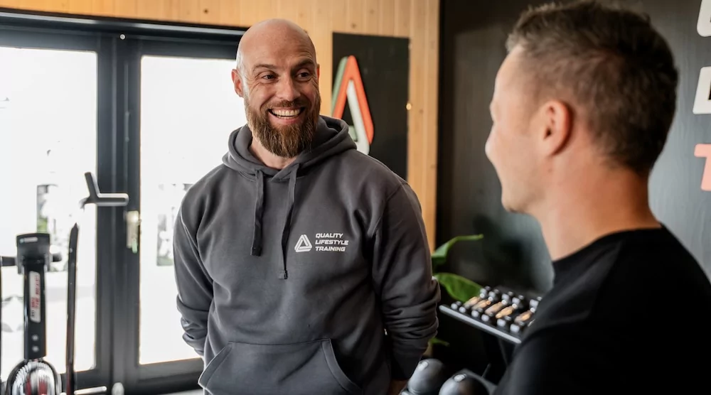 Gert Jan lacht en praat met man