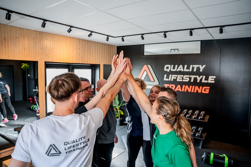 Groep geeft elkaar een high five