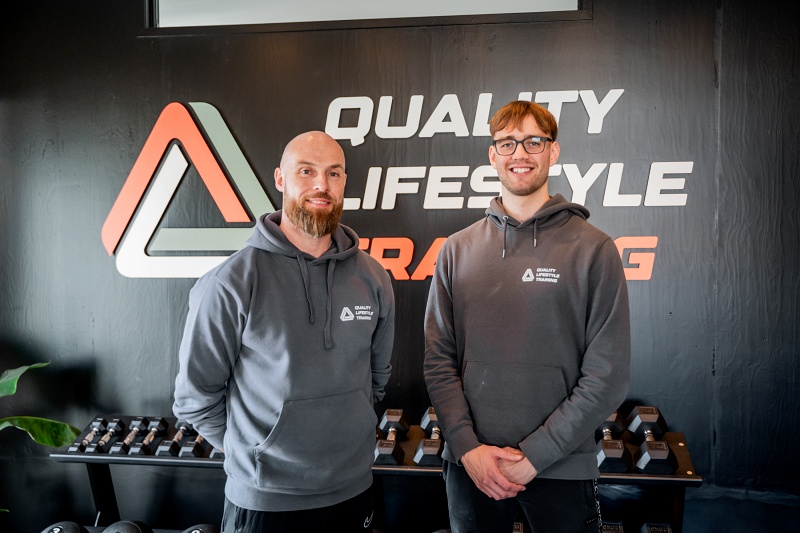 Gert Jan en Fransisco in de ruimte bij Quality Lifestyle Training.